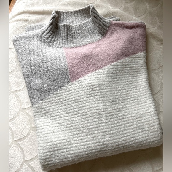 Suzy Shier Winter Sweater - Picture 1 of 5